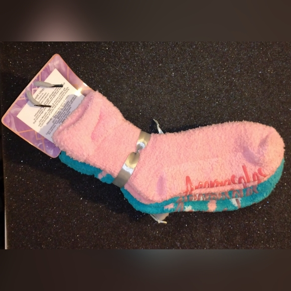 ❤️Lush N Plush 2 pack slipper socks - Lavender N Shea Butter No-Slip Free Sachet - Picture 2 of 5